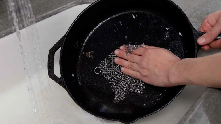 Como limpar e temperar sua frigideira de ferro fundido