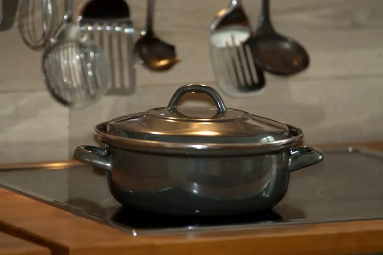Qual é o aço inoxidável mais seguro para panelas, recipientes para alimentos e talheres?