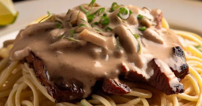 Espaguete ao molho cremoso de cebola com bife ancho
