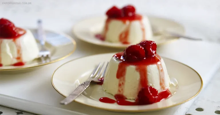 Panna cotta com calda de amora