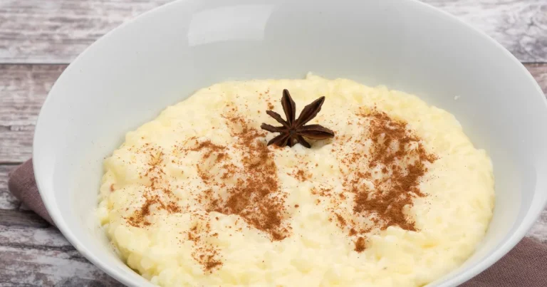 Arroz doce cremoso com caramelo e coco