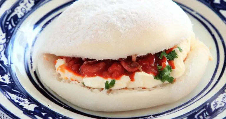 Tapioca com queijo e tomate seco