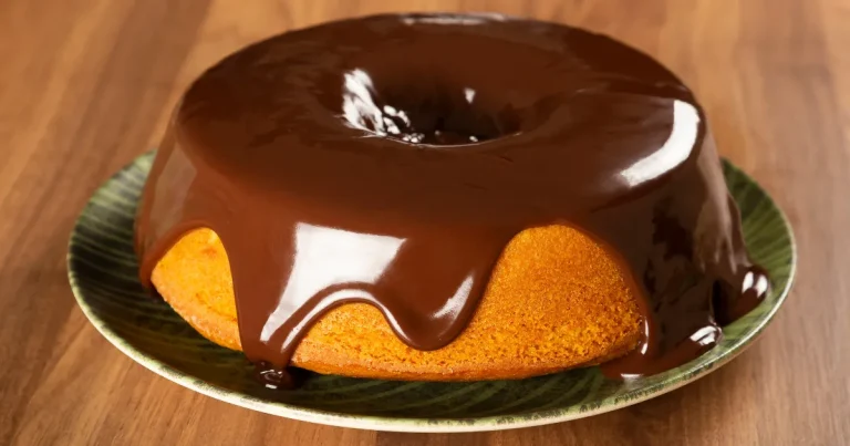 Bolo de cenoura com creme de chocolate
