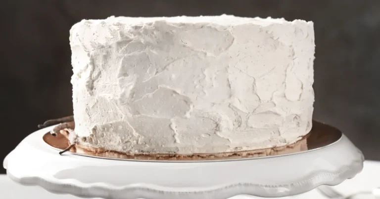 Bolo recheado de abacaxi e creme de confeiteiro