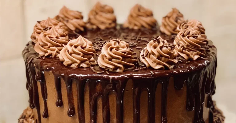 Bolo simples com recheio e cobertura de ganache