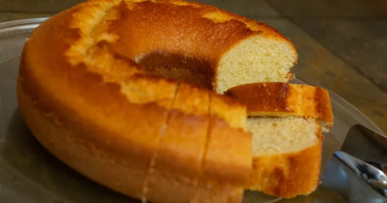 Bolo caseiro de fubá com erva-doce