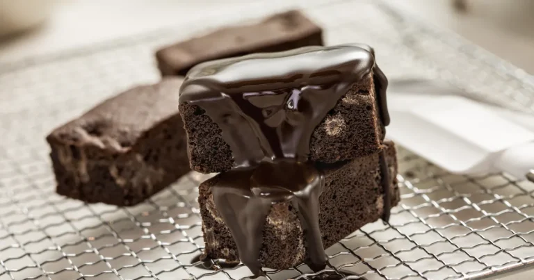 Brownie com calda de chocolate
