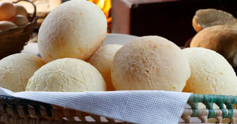 Pão de queijo mineiro com batata cozida