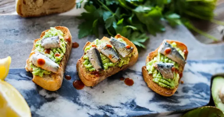 Bruschetta de guacamole com sardinha