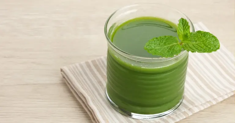 Suco detox de couve com abacaxi