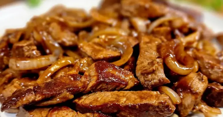 Alcatra acebolada e salada de batata