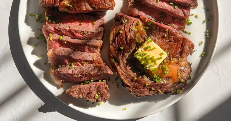 Bife de chorizo grelhado e vinagrete de bacon com farofa de cebola