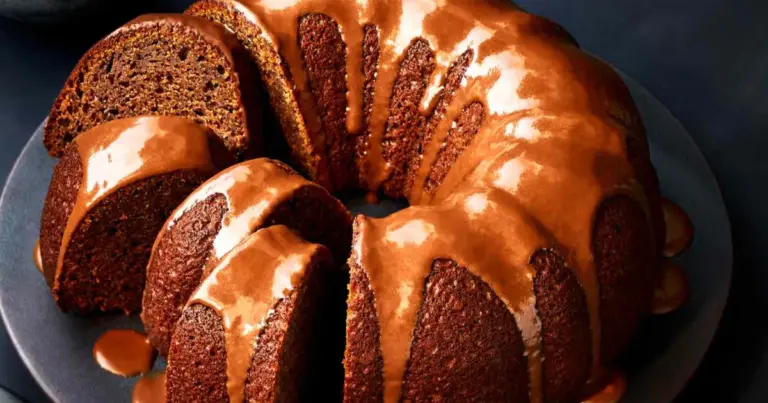 Bolo de chocolate molhadinho com calda de caramelo