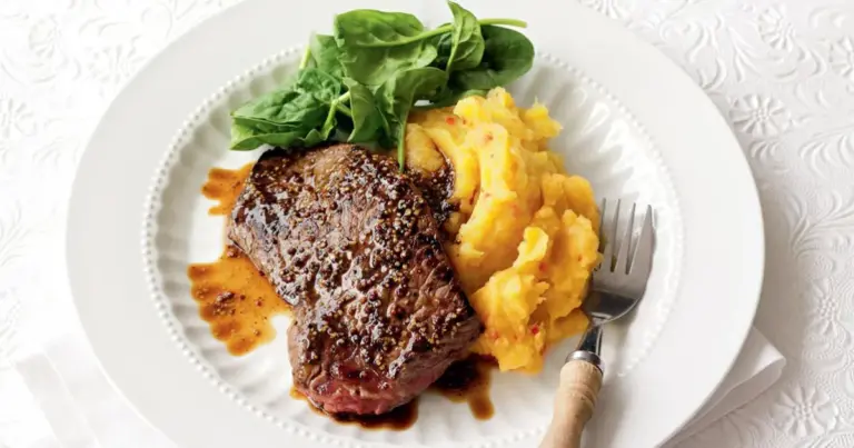 Bombom de alcatra ao molho de vinho e purê de batata
