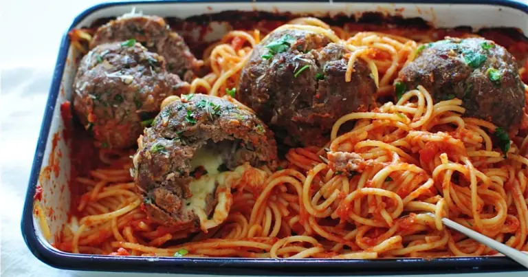 Fettuccine ao sugo com polpetone recheado