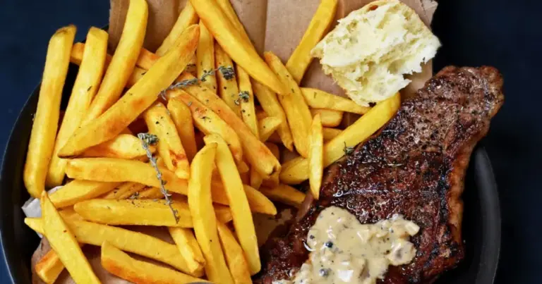Filé mignon ao molho de conhaque com batata rústica