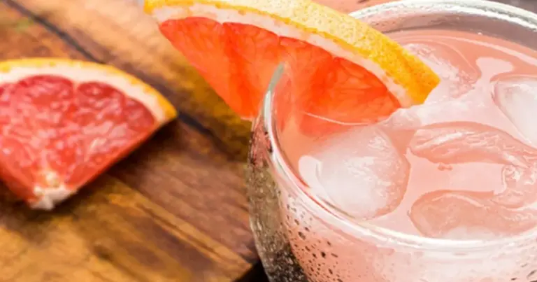 Jupiter Berry Lemonade: drink com cachaça, framboesa e zimbro