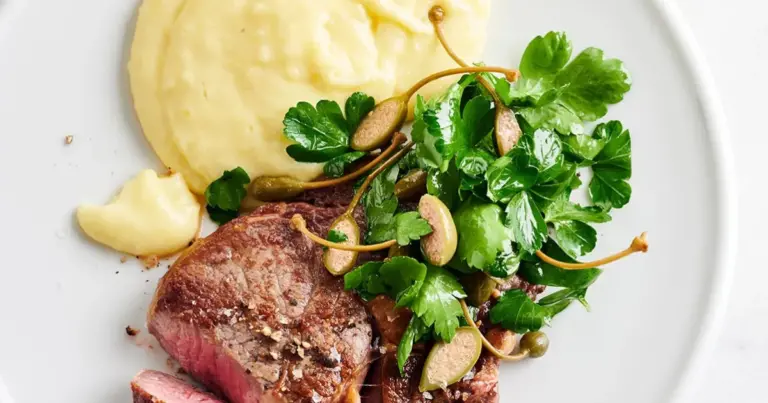 Picanha ao alho com aligot e vinagrete de banana