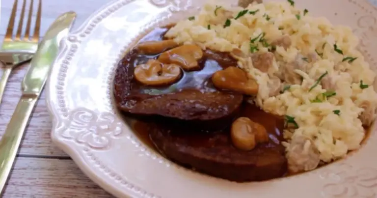 Picanha ao molho de cogumelos e arroz à piamontese