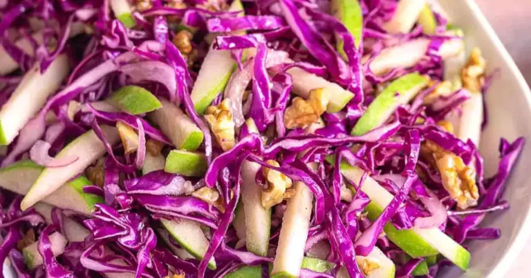 Salada de repolho com tomate picado