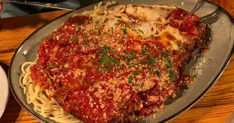 Saltimbocca de frango com espaguete ao sugo