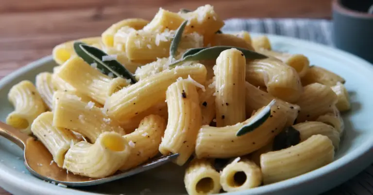 Tagliatelle na manteiga com sálvia