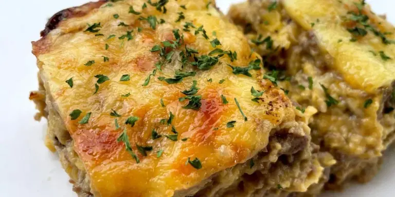 Torta de banana-da-terra recheada com carne moída