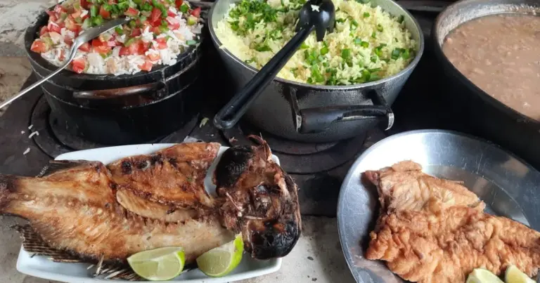 Baião de dois com peixe empanado