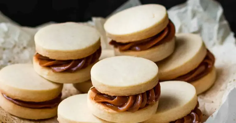 Biscoito amanteigado com creme de avelã