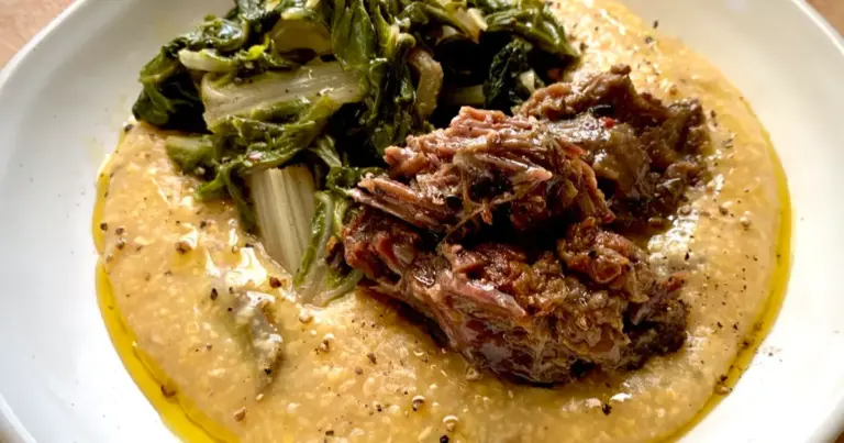 Bochecha de boi com polenta cremosa