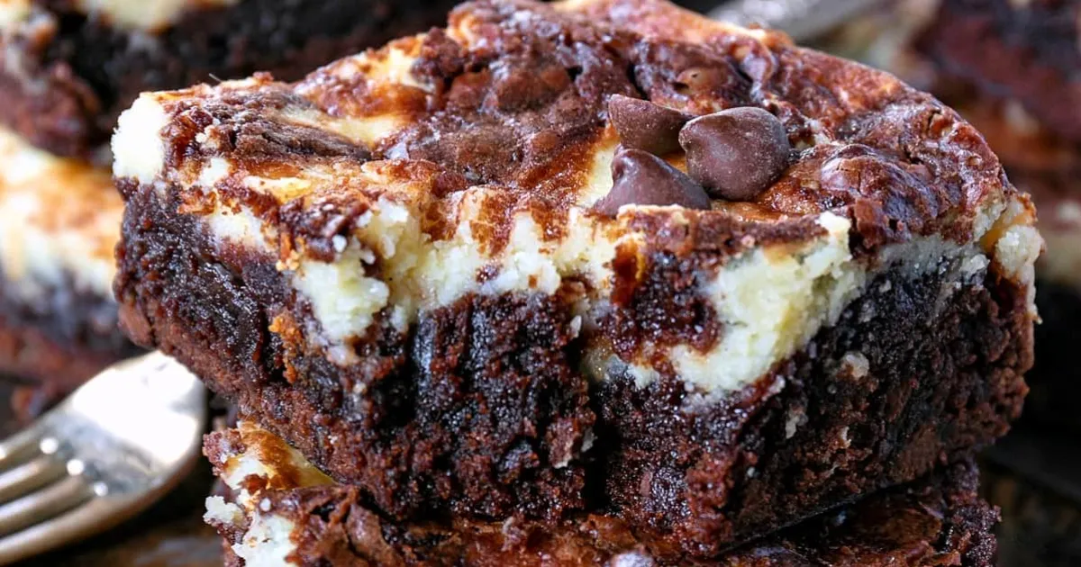 Conheça a receita deliciosa do brownie de chocolate com um toque especial de queijo, perfeita...