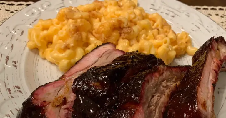 Costelinha de porco com mac and cheese na churrasqueira