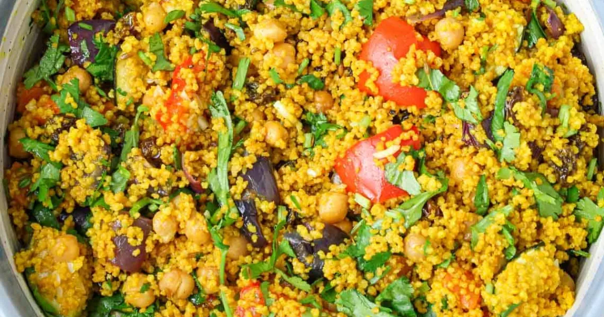 Descubra a combinação perfeita de cuscuz marroquino e legumes grelhados neste prato exótico. Uma explosão...