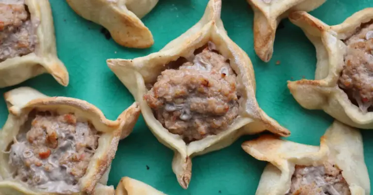 Esfiha de carne e queijo