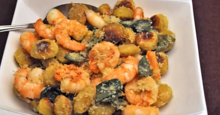 Nhoque na manteiga com molho de camarão, tomate seco e rúcula