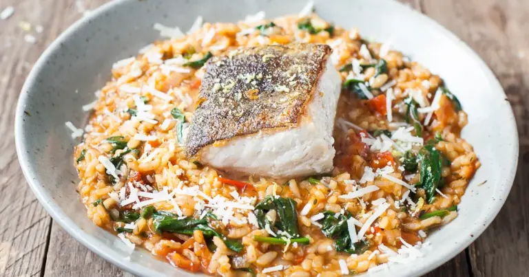 Peixe crocante ao creme de espinafre e arroz com especiarias