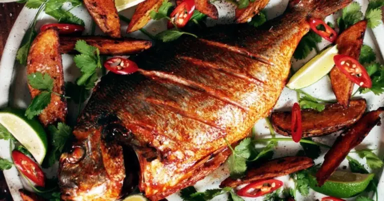 Peixe na brasa com farofa de banana-da-terra e legumes assados