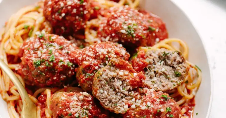 Penne com almôndegas ao molho de provolone