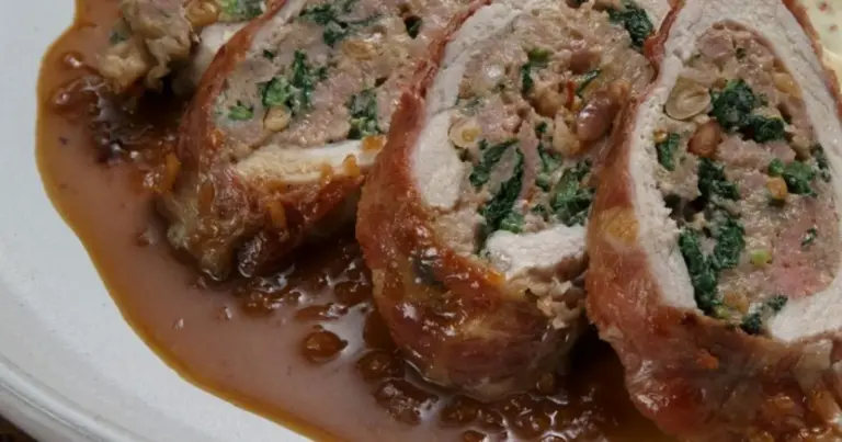 Rocambole de linguiça com queijos e farofa de maçã