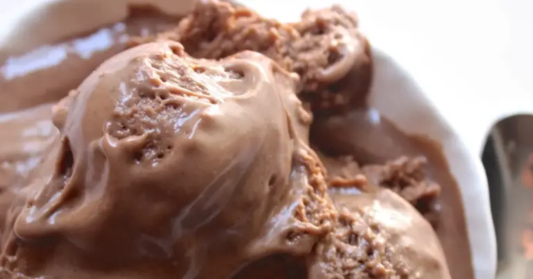 Sorvete mousse de chocolate com biscoito