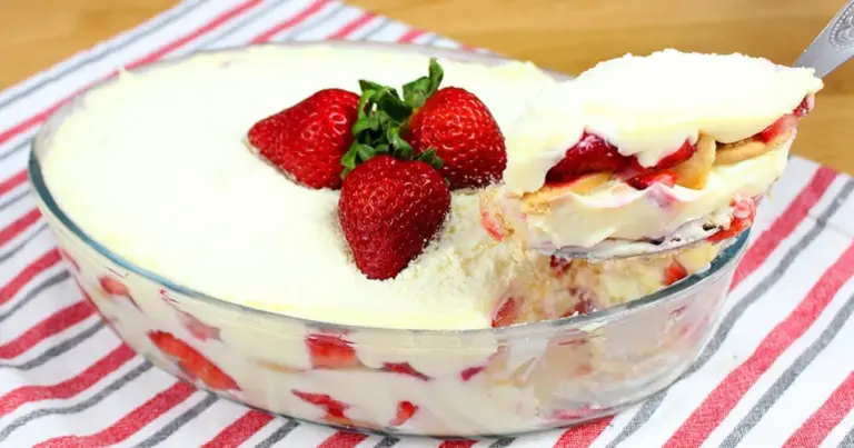 Bolo pavê de leite em pó com morango
