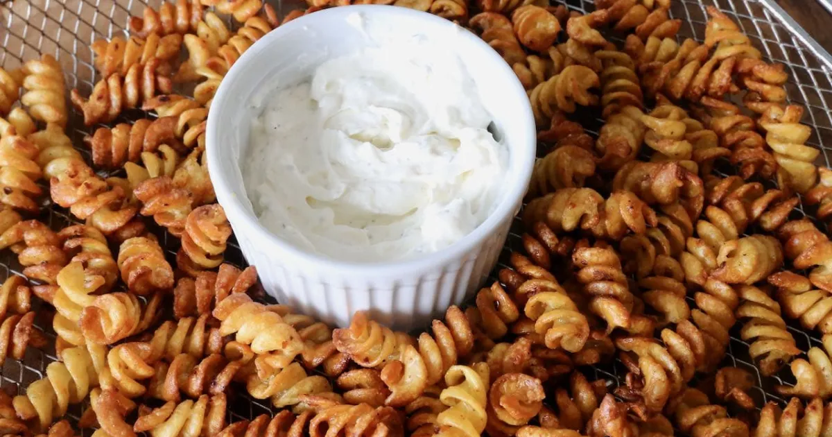 Descubra como preparar chips de macarrão deliciosos e crocantes em casa. Uma opção perfeita para...