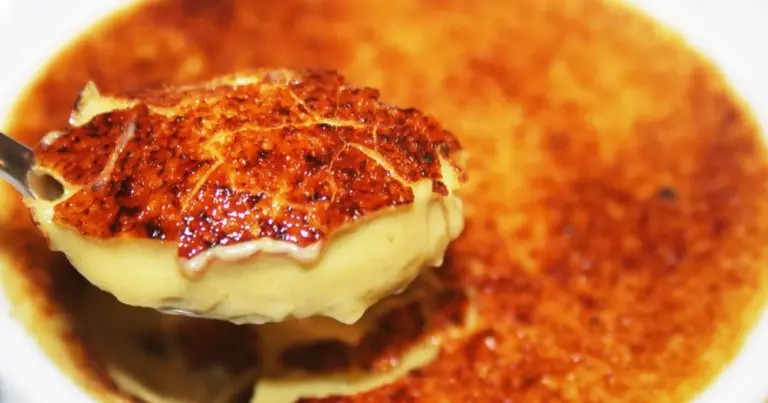 Creme brûlée de frutas vermelhas com cumaru e pistache