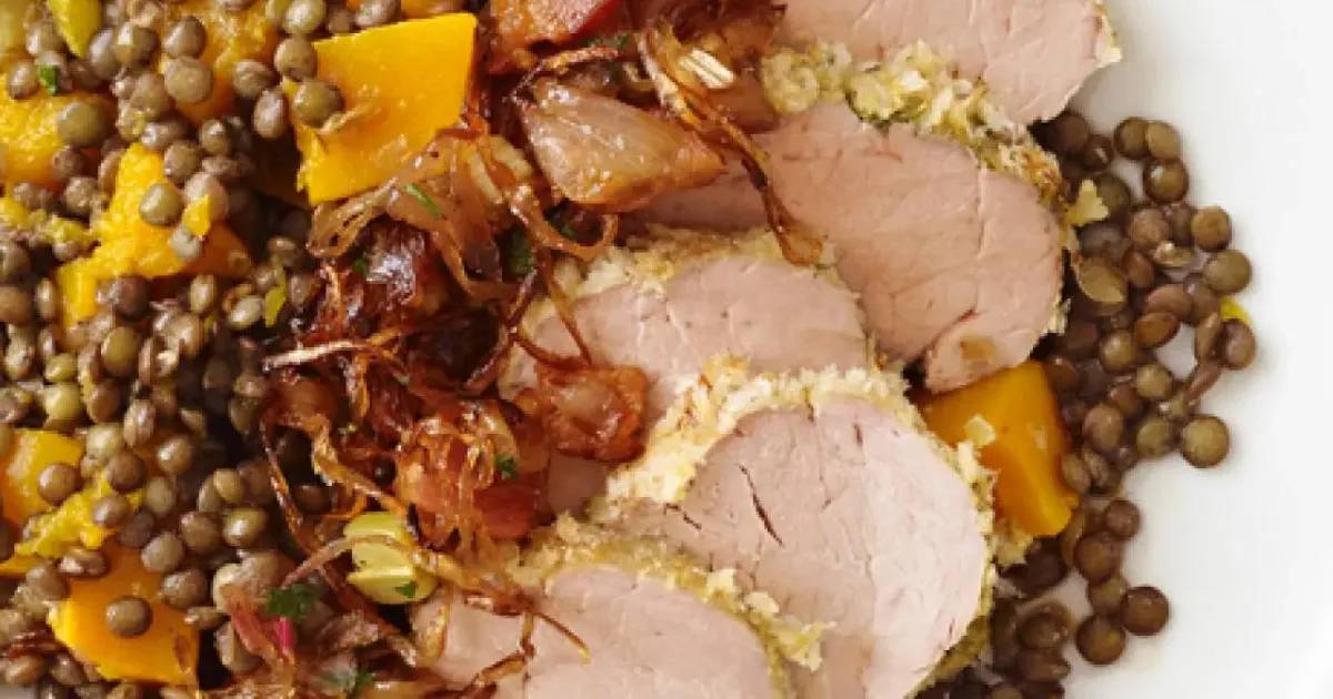 Experimente a combinação perfeita de lentilha e carne de porco nessa receita saborosa e surpreendente....