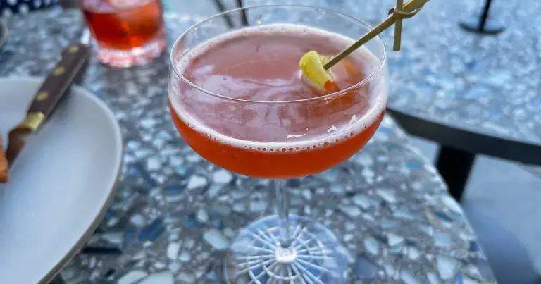 Paper Plane: whisky, limão e bitters