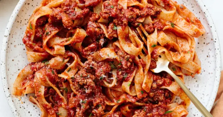Talharim com ragu de carne cremoso para os dias frios