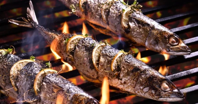 Tainha na brasa com batata-doce assada e salsa verde