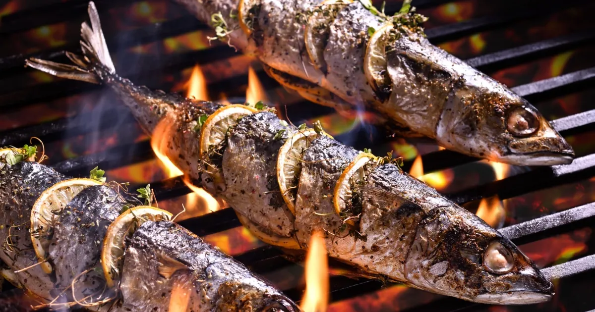 Descubra uma receita incrível de tainha na brasa com batata-doce assada e salsa verde. Um...
