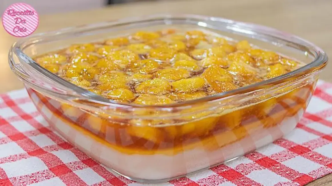 Receita de Manjar com Calda de Banana Caramelada, perfeita para quem busca um doce fácil e econômico para surpreender a todos!