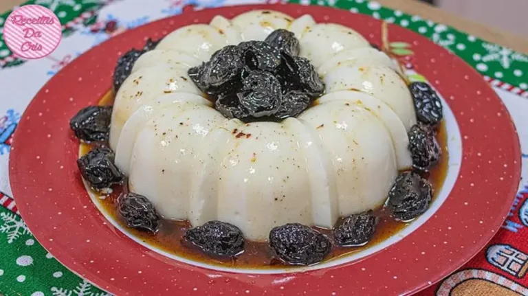 Receita de Manjar de Natal: Aprenda a Fazer o Cremoso de Coco com Calda de Ameixas